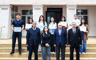 Simpoziumda fəal iştirak edən tələbələrə təşəkkürnamələr verilib